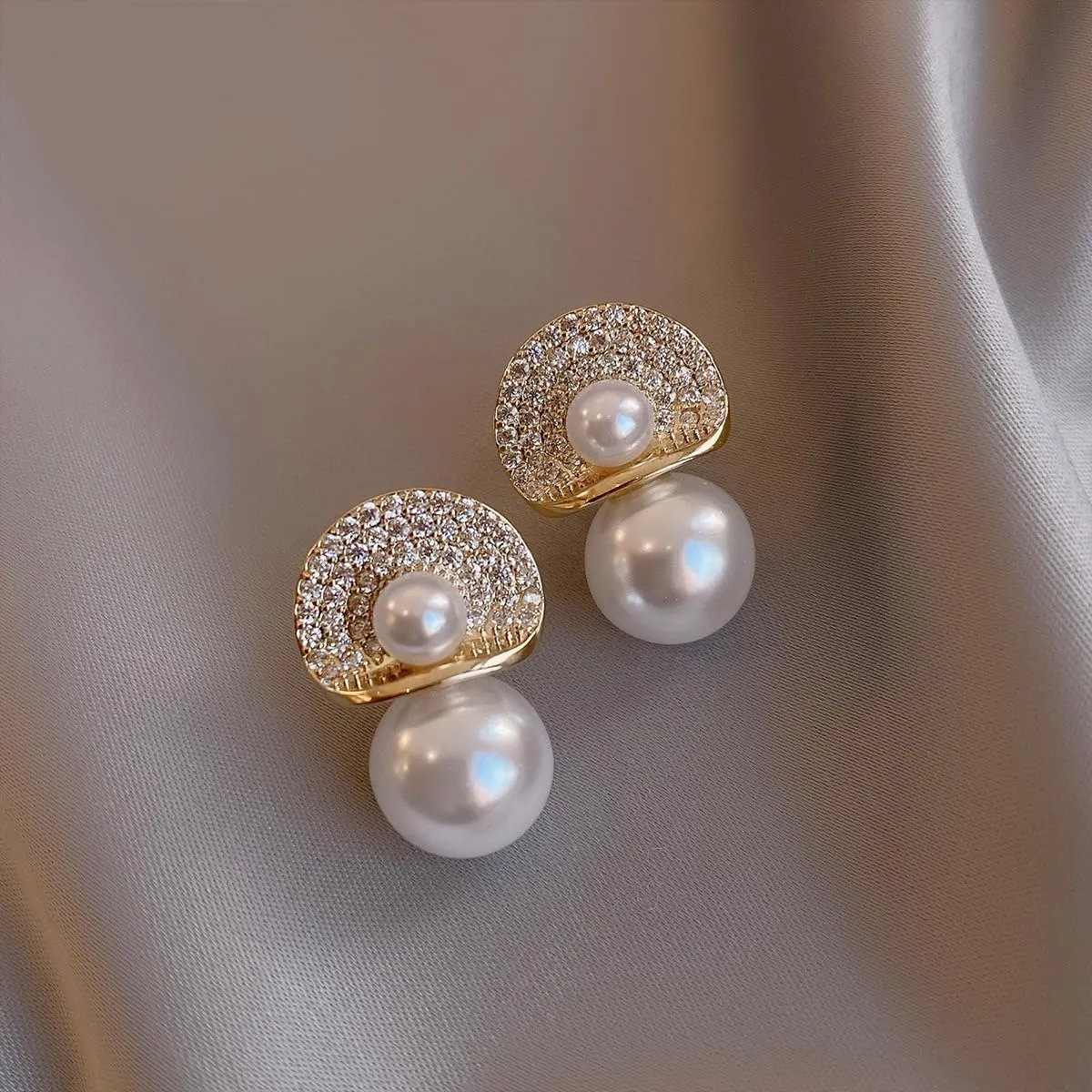 Pearl Earrings for Women, Dainty Design Prom Jewelry for Women Drop Dangle Hoop Earrings Cultured Stud Pearl Earrings Dangling for Brides Wedding