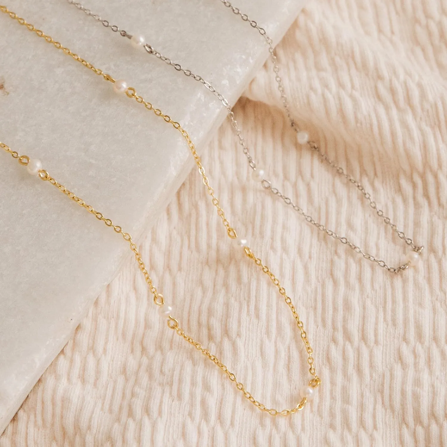 Pearl Necklaces for Women Dainty 14K Gold/Silver Plated Layered Pearl Necklace Simple Pearl Choker Necklaces Cute Single White Pearl Necklace Teen Gift Trendy Stuff Bridesmaid Gifts Wedding Jewelry