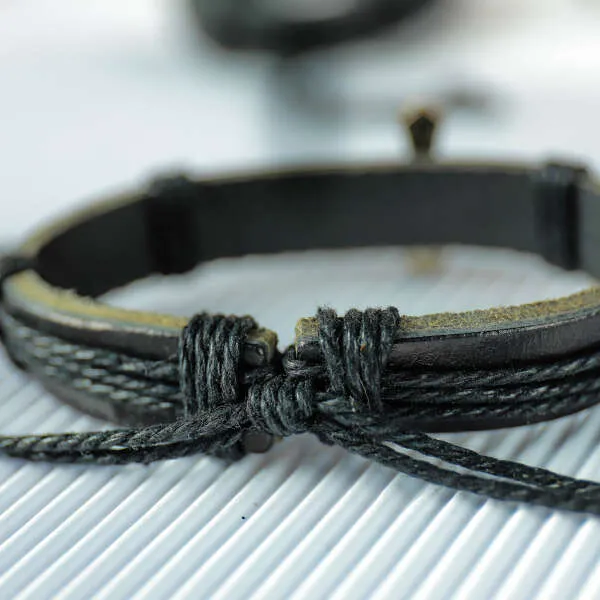 Traicere - Vintage leather bracelet with cross