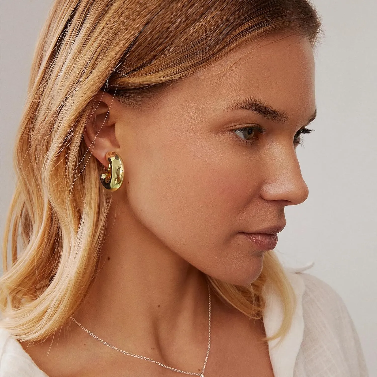 WOWORAMA Gold Clip On Hoop Earrings for Women - Classic Large Chunky Hoops - Non Pierced Minimalistic Clip Earrings
